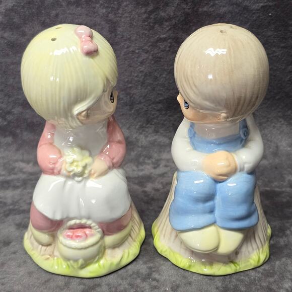 Precious Moments Girl & Boy Sitting on Tree Stump Salt & Pepper Shaker Decor - Picture 2 of 10